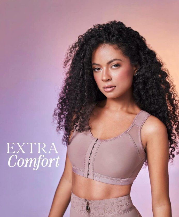 Ann Chery Extra Comfort — áo ngực cài trước tông cocoa trên nền hồng pastel