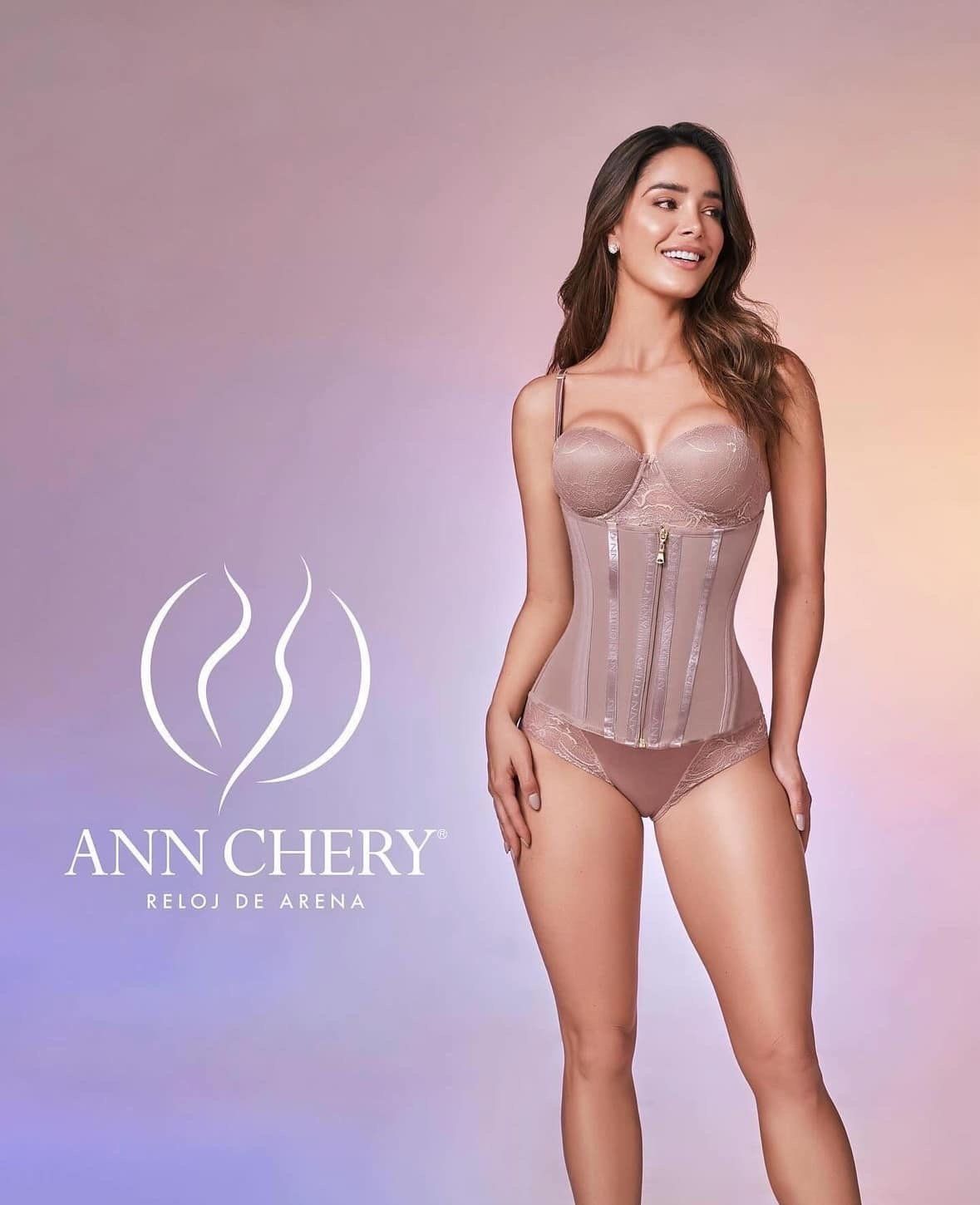 Người mẫu mặc đai siết eo khóa kéo Ann Chery Reloj de Arena trên nền hồng pastel — ảnh hiển thị trọn vẹn, không cắt góc