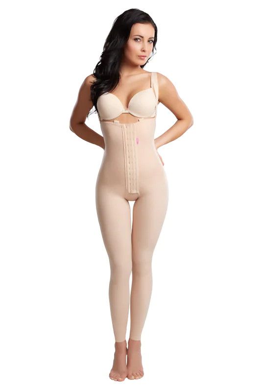 Người mẫu mặc body nén LIPOELASTIC màu be dài đến mắt cá, khóa móc phía trước