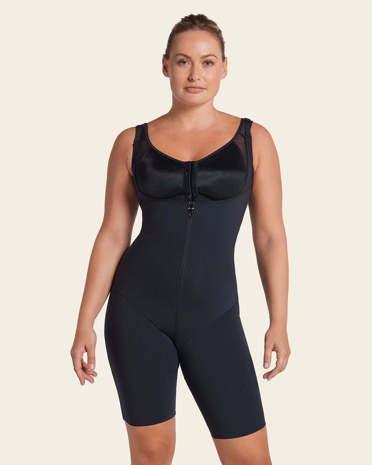 Người mẫu mặc body nén y tế Leonisa giai đoạn 1 sau phẫu thuật — ảnh toàn thân không cắt góc