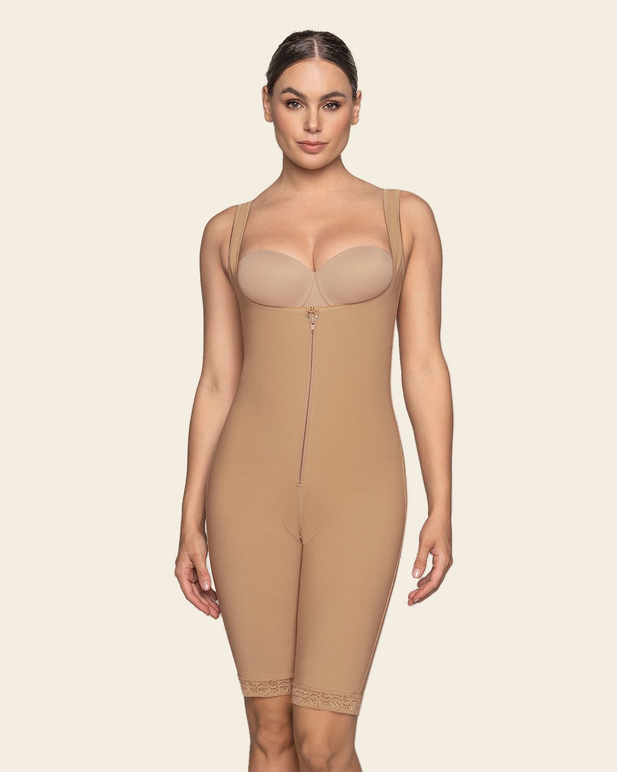 Người mẫu mặc đồ nén sau phẫu thuật Leonisa — ảnh từ catalogue chính hãng