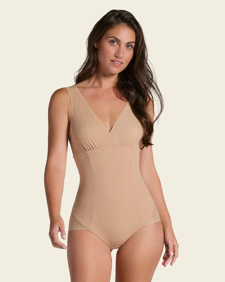 Người mẫu mặc body định hình Leonisa cổ V khoét sâu màu nude