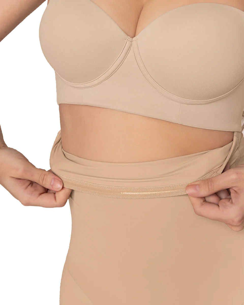 Cận cảnh cạp quần gen Leonisa — hai tay kéo nhẹ cho thấy dải giữ bên trong cạp
