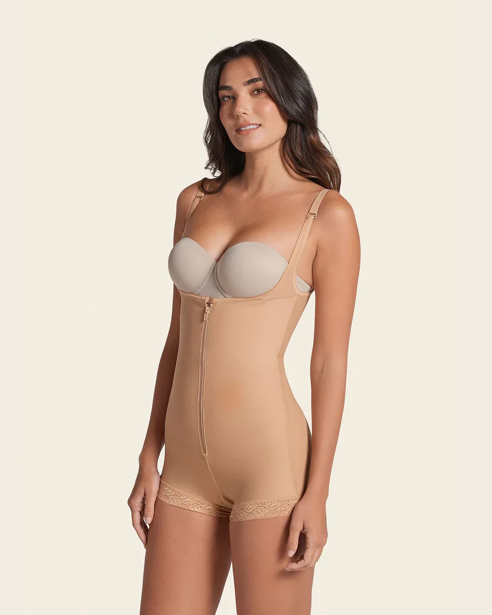 Người mẫu mặc body Leonisa khóa kéo trước ống quần ren, góc nghiêng