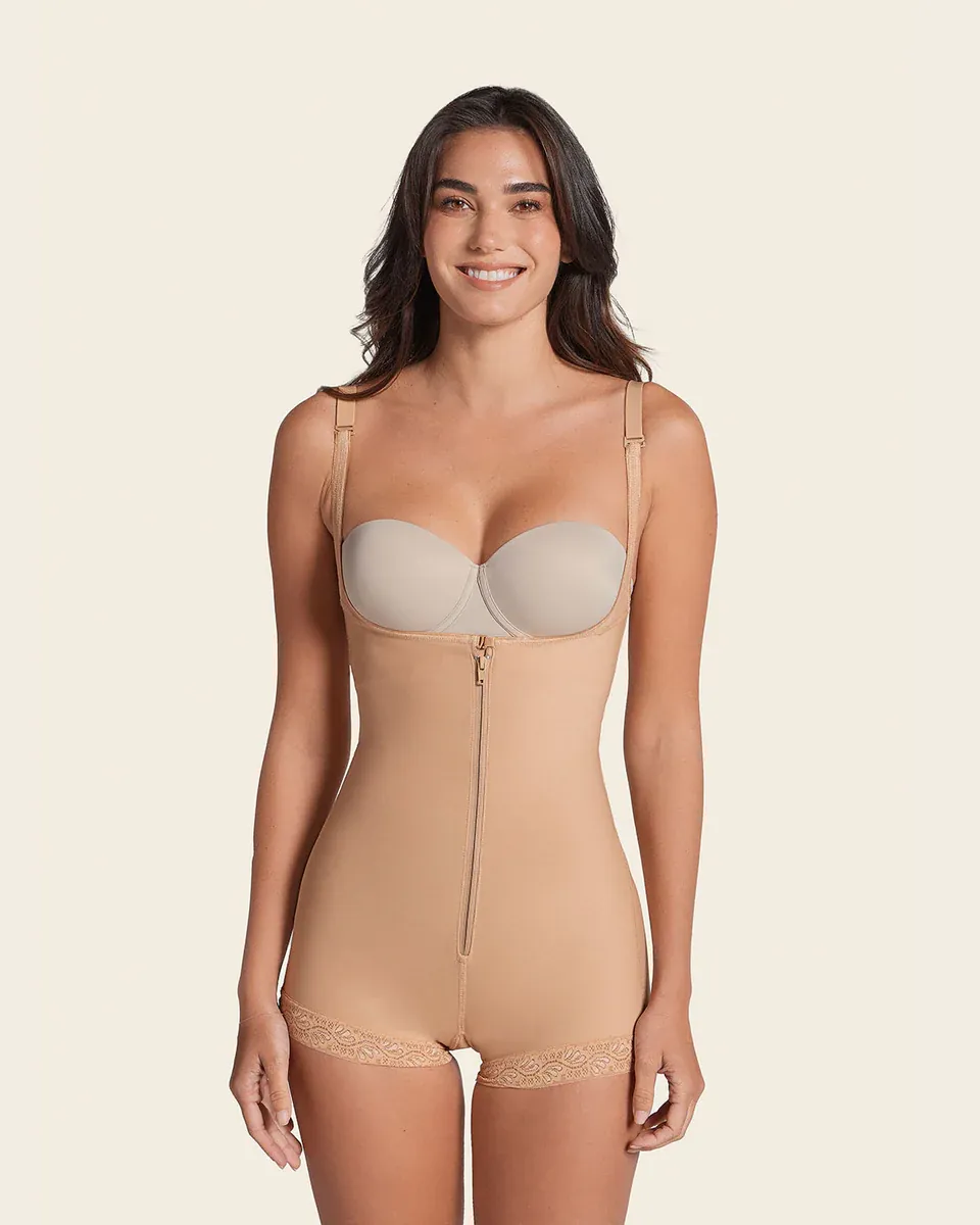 Người mẫu mặc body định hình Leonisa khóa kéo trước, viền ren ở ống quần — nhìn thẳng mặt trước