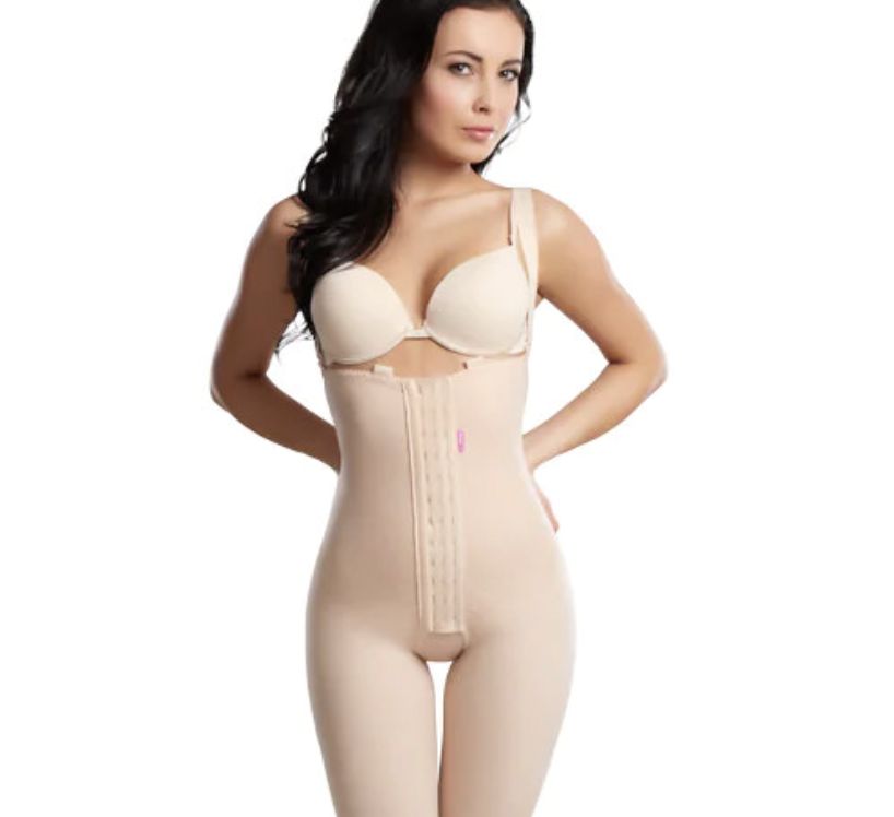 Người mẫu mặc đồ nén y tế LIPOELASTIC màu beige sau phẫu thuật