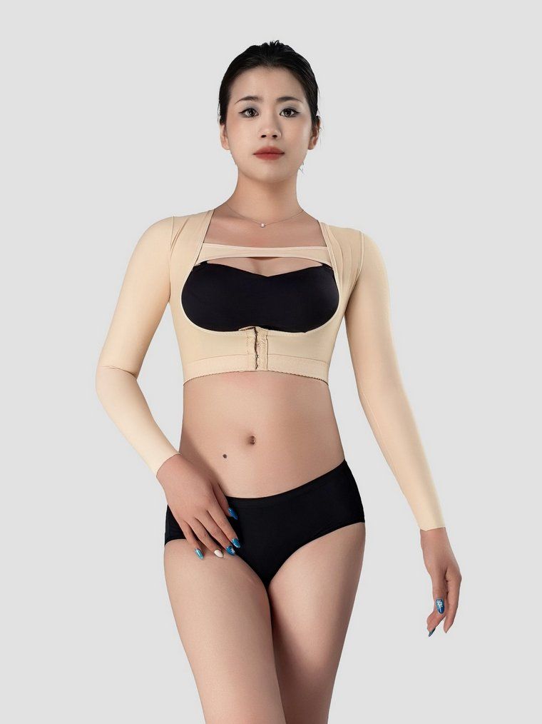 Người mẫu mặc áo gen tay dài SCASA 3031 màu da — bắp tay ép 2 lớp sau hút mỡ