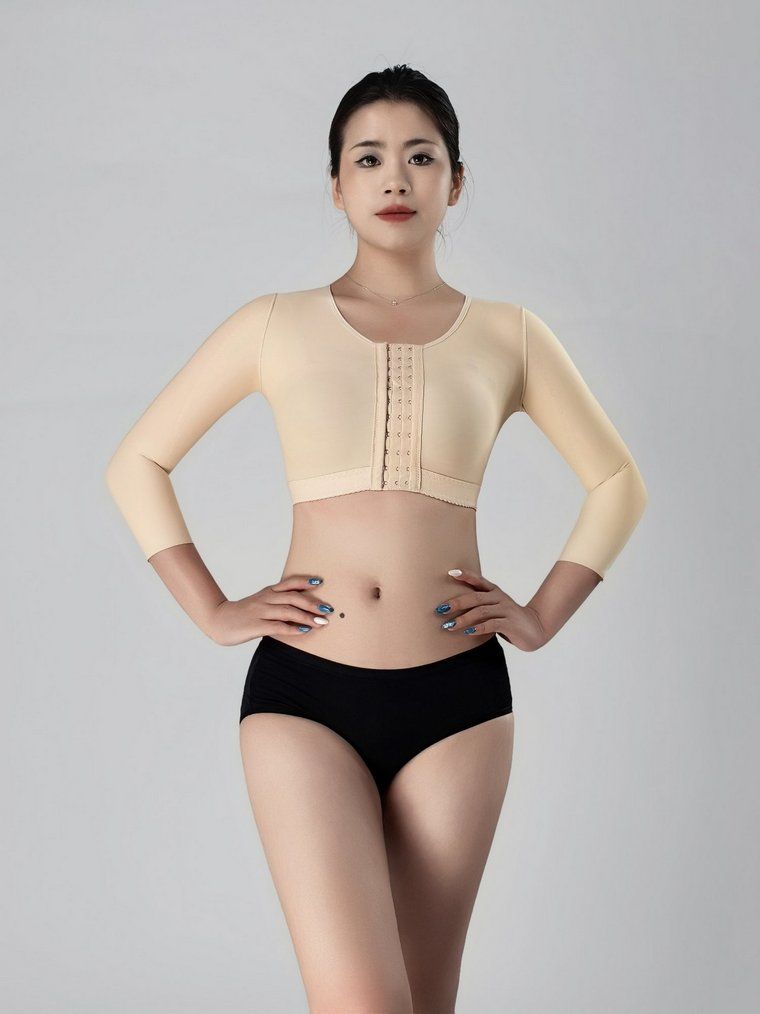 Người mẫu mặc áo gen ép ngực tay lỡ SCASA 3035 — ôm trọn ngực, bắp tay 2 lớp
