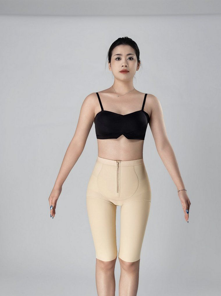 Người mẫu mặc quần gen SCASA 6211 màu da — lưng vừa ngang gối, hở mông