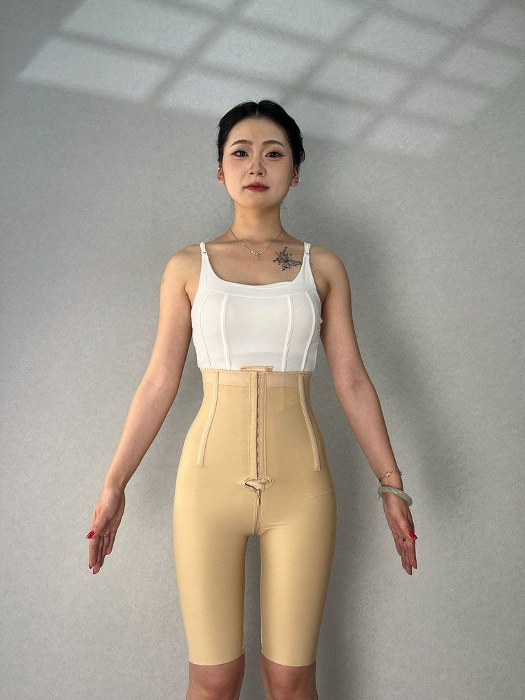 Người mẫu mặc quần gen lưng cao SCASA 6915 — khóa kéo đáy, bụng 3 hàng móc