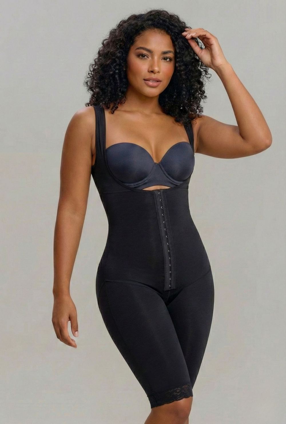 Người mẫu mặc body định hình toàn thân Vedette màu đen — ảnh toàn thân không cắt góc