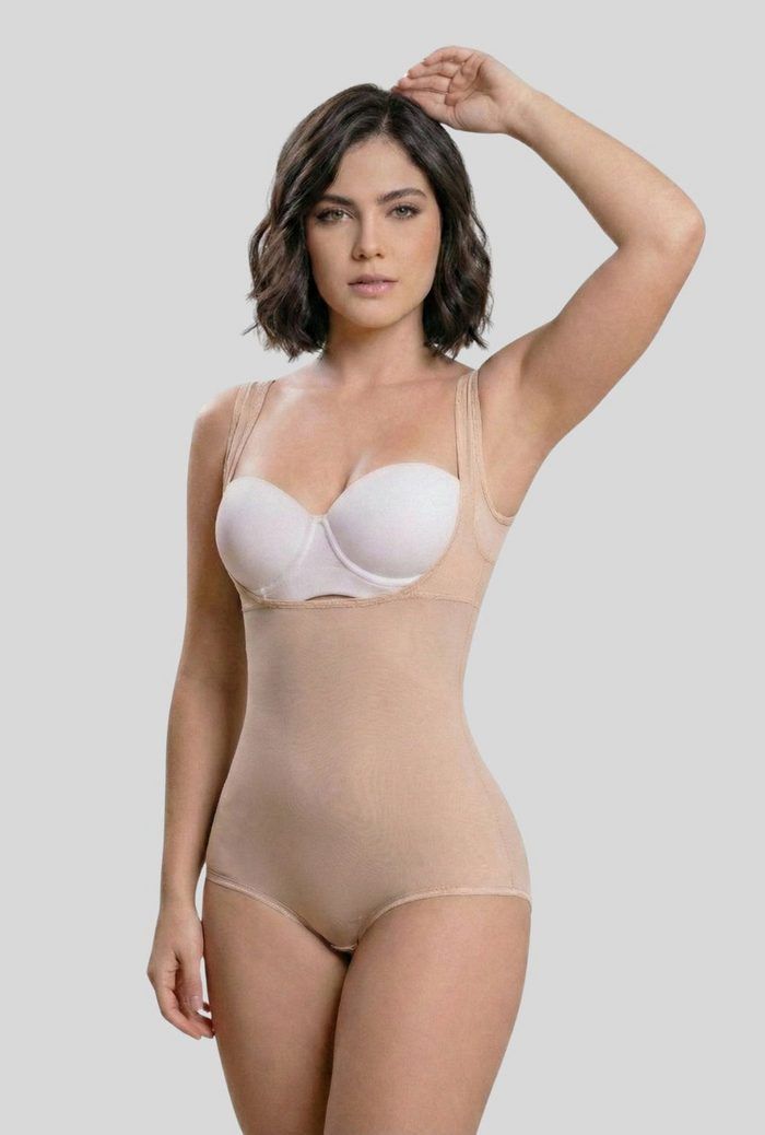Người mẫu mặc bodysuit Salma 138 lưng cao của Vedette màu da