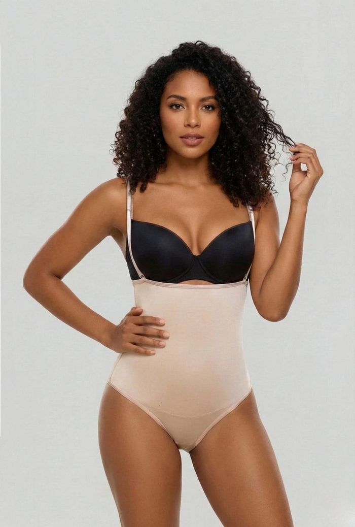 Bodysuit Nadine 211 lọt khe, Vedette