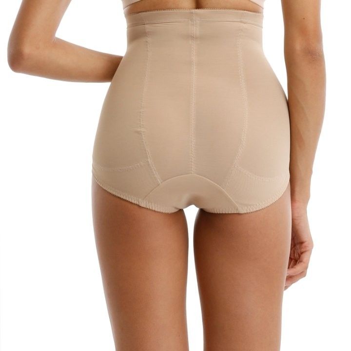Người mẫu mặc quần gen ống ngắn Firm Control màu nude của XIXILI