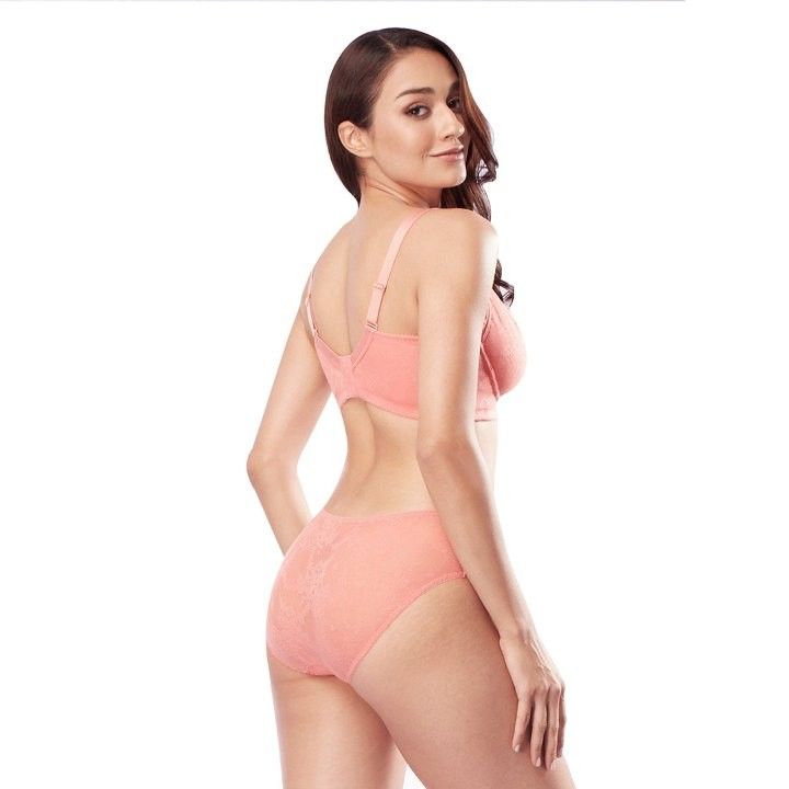 Người mẫu mặc áo ngực ren xanh navy Jolee không gọng của XIXILI