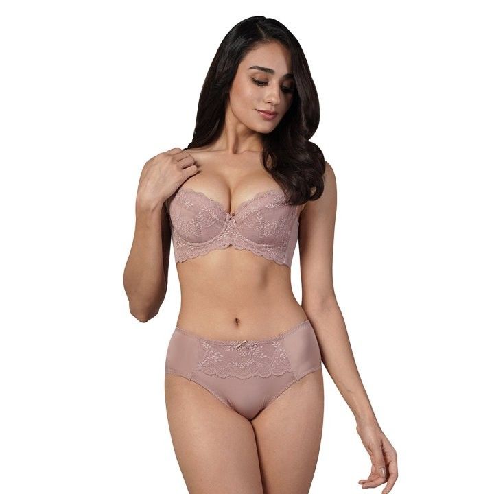 Người mẫu mặc áo ngực ren màu nude Rufina 360 của XIXILI